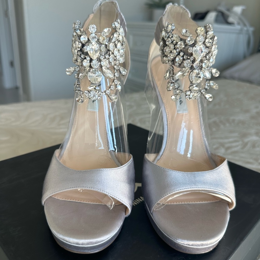 Spectacular Silver Fabiola shoes w/ Crystals by Nina 9.5